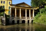 Loggia Valmarana (arch.Palladio) w parku w Vicenzy.