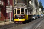 Zabytkowy tramwaj w Lizbonie, przejażdżka takim pojazdem jest dość emocjonująca.