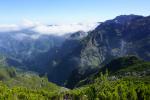 Widok w kierunku Pico do Arieiro, można zauważyć kulę radaru.