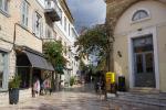 Lśniąca czystością uliczka w Nafplio.